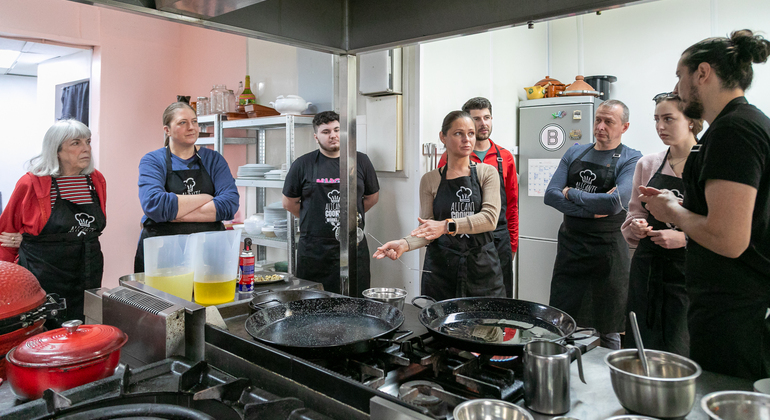 Clase de paella y sangría con tapas y visita al mercado