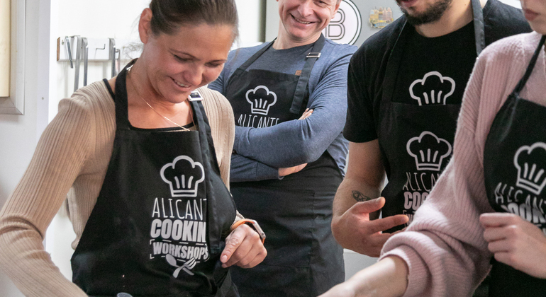 Clase de paella y sangría con tapas y visita al mercado