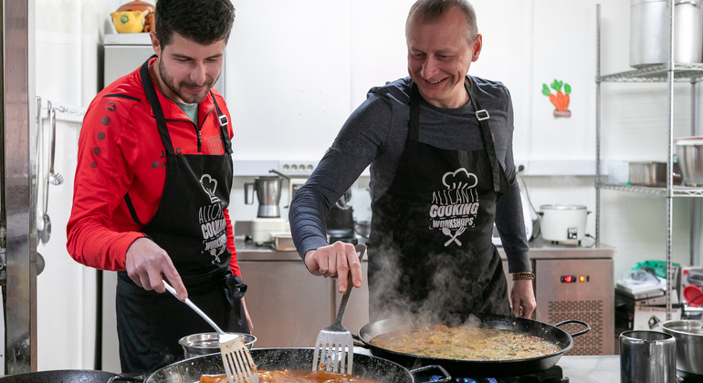 Clase de paella y sangría con tapas y visita al mercado