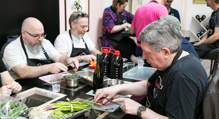 Clase de paella y sangría con tapas y visita al mercado