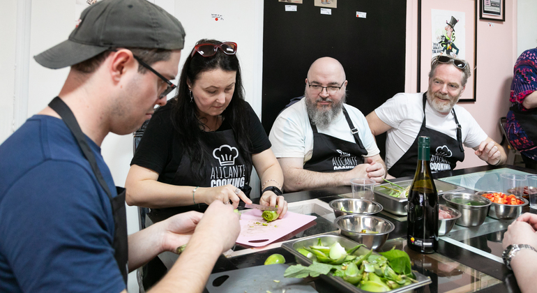 Clase de paella y sangría con tapas y visita al mercado