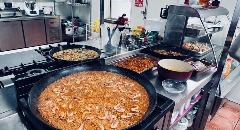 Clase de paella y sangría con tapas y visita al mercado