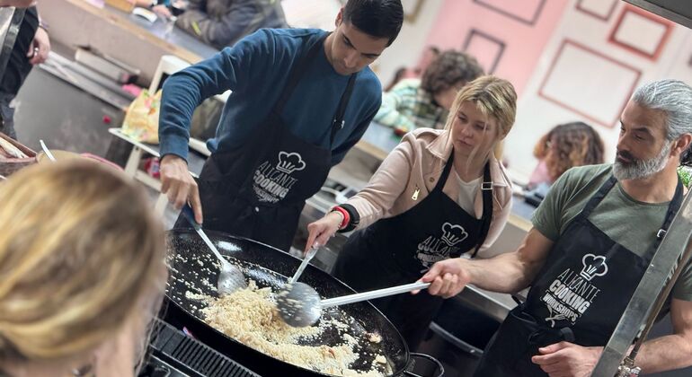 Clase de paella y sangría con tapas y visita al mercado