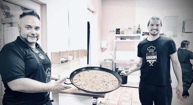 Clase de paella y sangría con tapas y visita al mercado