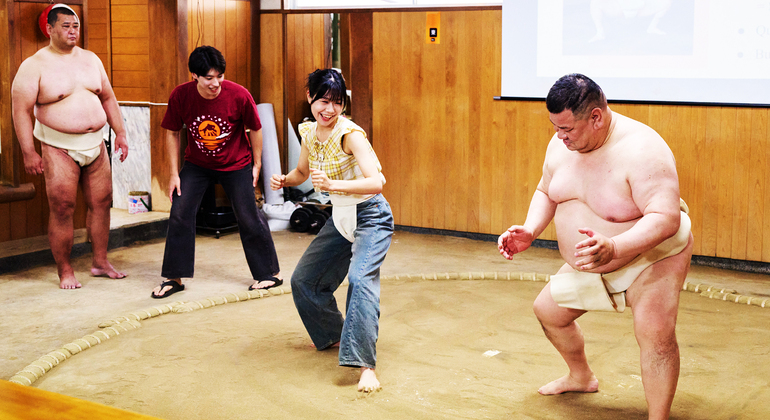 Osaka: Esperienza di sumo con spettacolo dal vivo e sfida con il pubblico