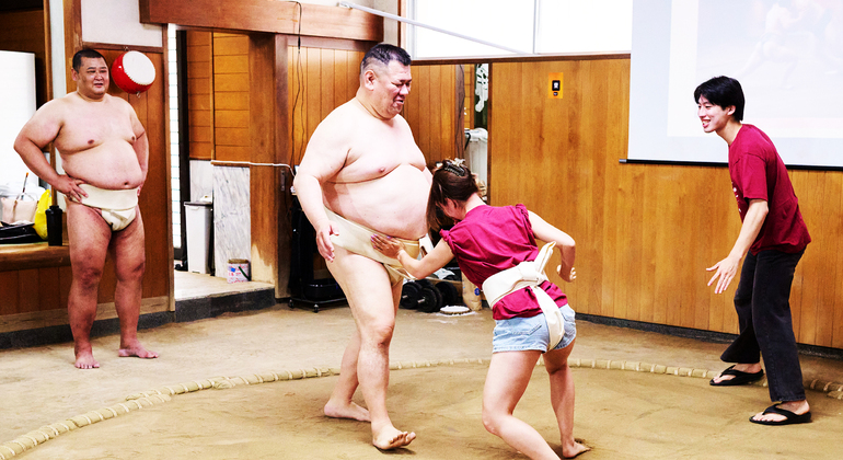 Osaka: Esperienza di sumo con spettacolo dal vivo e sfida con il pubblico