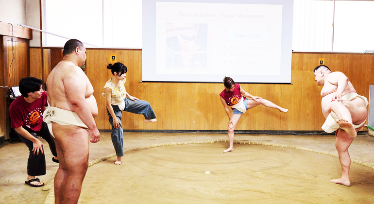 Osaka: Esperienza di sumo con spettacolo dal vivo e sfida con il pubblico