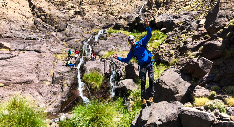 Tour da Marrakech alle montagne dell'Atlante: Escursione, cascata e pranzo berbero