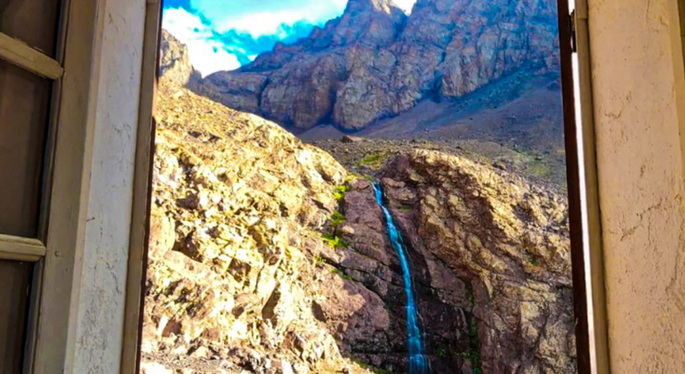 Tour da Marrakech alle montagne dell'Atlante: Escursione, cascata e pranzo berbero