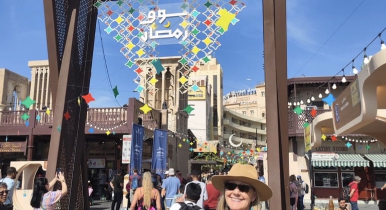 Tour a piedi della Old Dubai Street Food &amp; Culture con guida locale