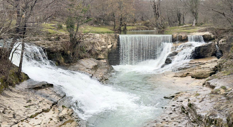 Kutaisi: Visita guidata alle cascate, al lago e al palazzo Geguti