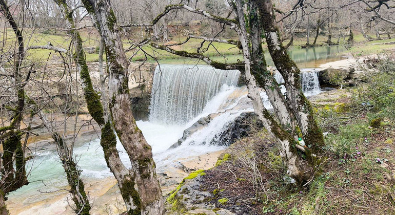 Kutaisi: Visita guidata alle cascate, al lago e al palazzo Geguti