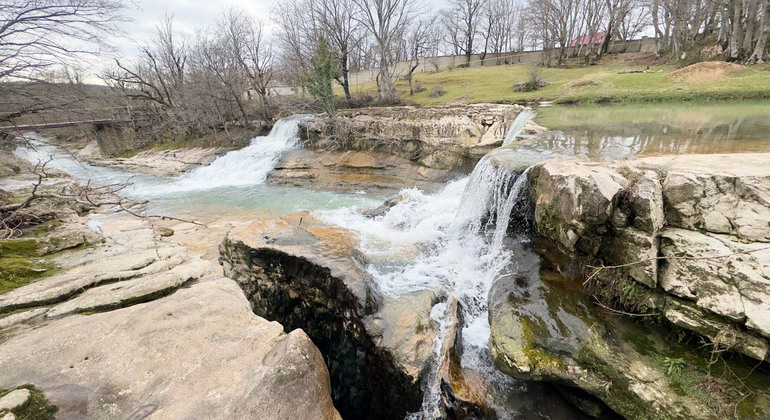 Kutaisi: Visita guidata alle cascate, al lago e al palazzo Geguti