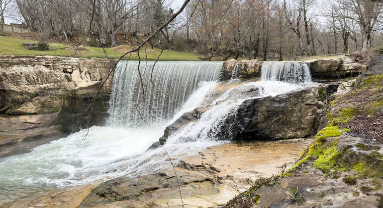 Kutaisi: Visita guidata alle cascate, al lago e al palazzo Geguti