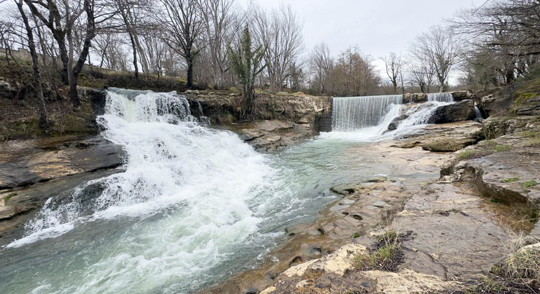 Kutaisi: Visita guidata alle cascate, al lago e al palazzo Geguti