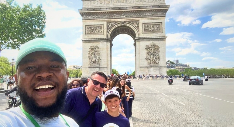 Parigi: Tour a piedi degli Champs-Élysées con Arco di Trionfo e Macarons