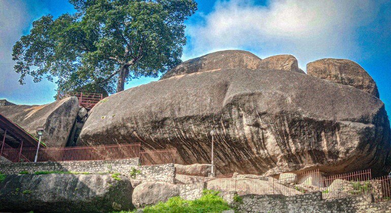 Recorrido de lujo Lagos-Abeokuta: Olumo Rock, OOPL y Mercado de Adire