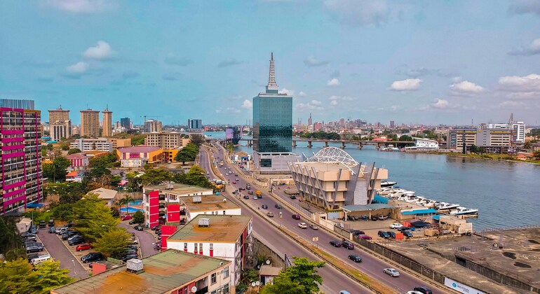 Recorrido de lujo Lagos-Abeokuta: Olumo Rock, OOPL y Mercado de Adire