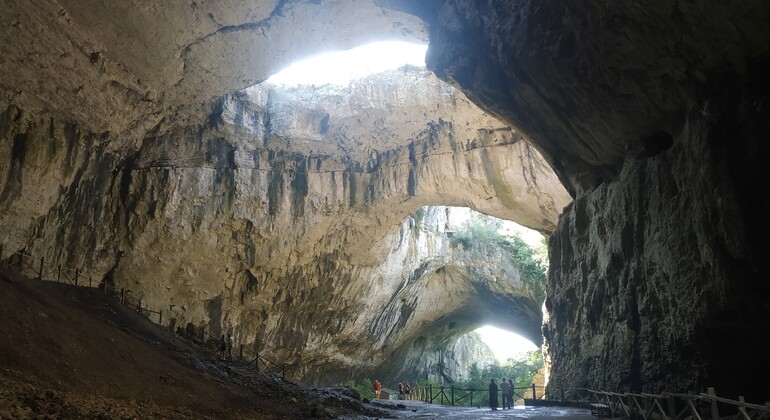Desde Veliko Tarnovo: Cascadas de Krushuna, Cueva de Devetashka y Lovech