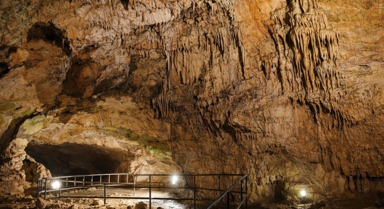 Desde Veliko Tarnovo: Cueva de Bacho Kiro y pueblo artesano de Etar