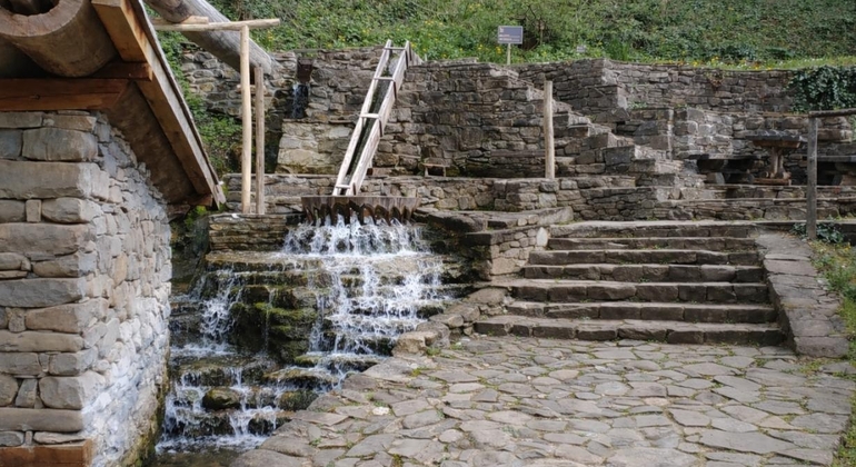 Desde Veliko Tarnovo: Cueva de Bacho Kiro y pueblo artesano de Etar