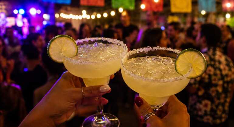 Una noche de salsa y comida callejera en Cancún