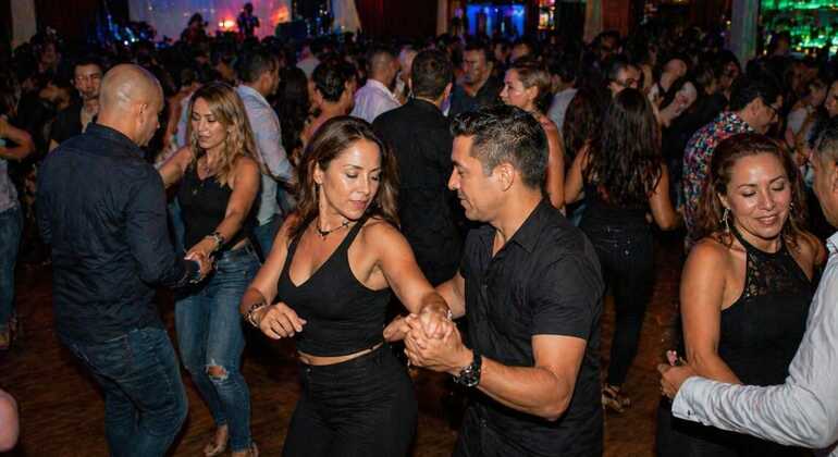 Una noche de salsa y comida callejera en Cancún