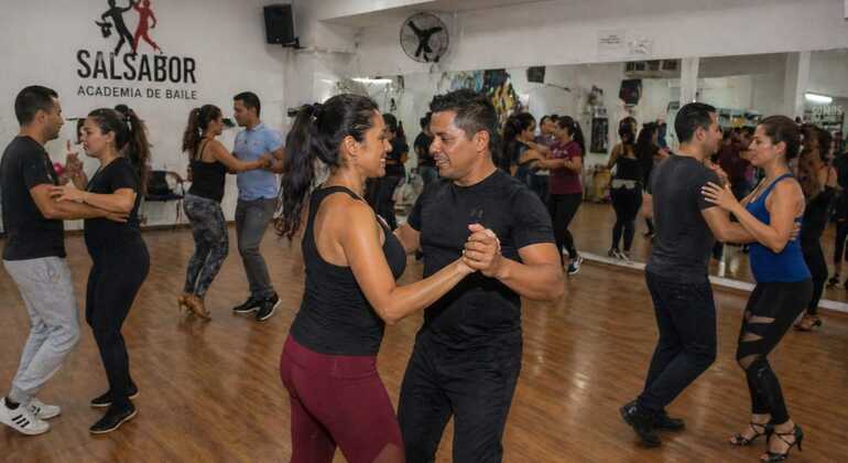 Una noche de salsa y comida callejera en Cancún