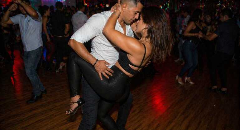 Una noche de salsa y comida callejera en Cancún
