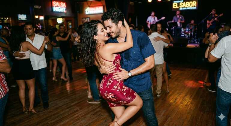 Uma Noite de Salsa e Tour de Comida de Rua em Cancun