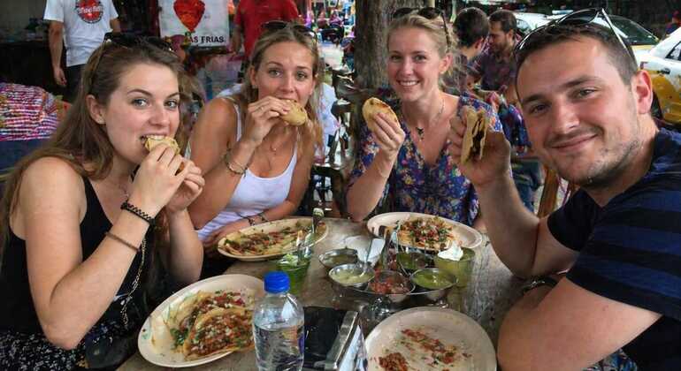 Una noche de salsa y comida callejera en Cancún