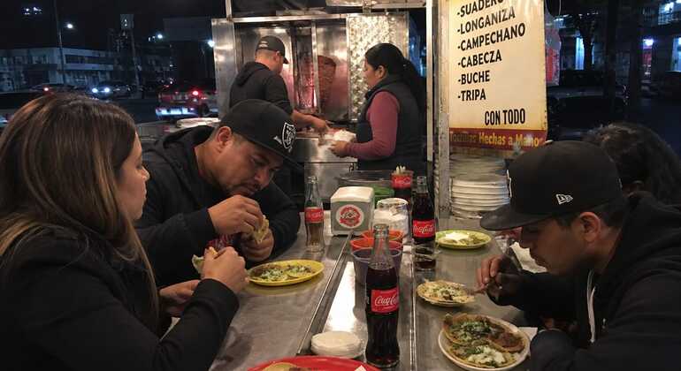 Una noche de salsa y comida callejera en Cancún