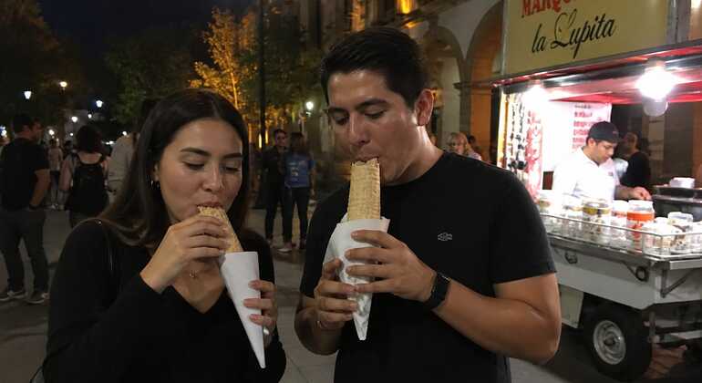 Una noche de salsa y comida callejera en Cancún