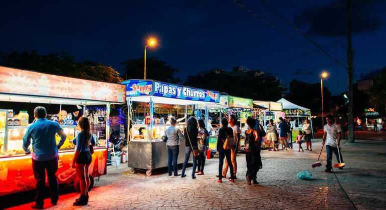 Una noche de salsa y comida callejera en Cancún