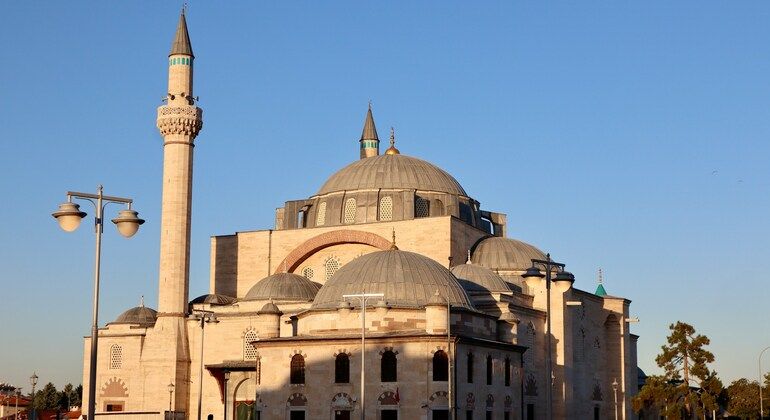 Explorez Konya à votre façon : Visite à pied, à vélo ou en transport local
