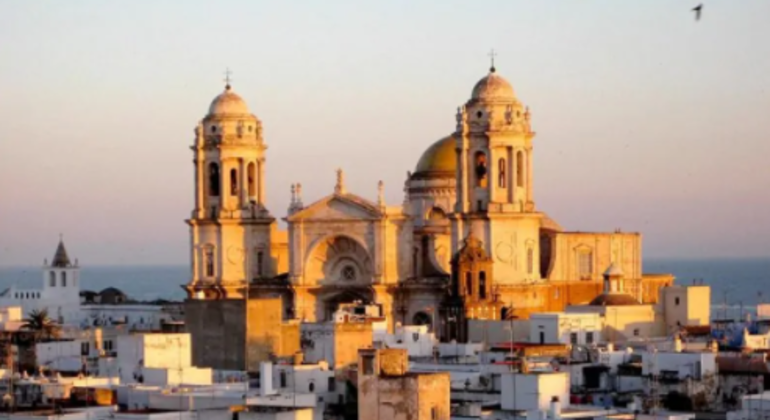 Cadiz Walking Tour thru Tapas and Wine