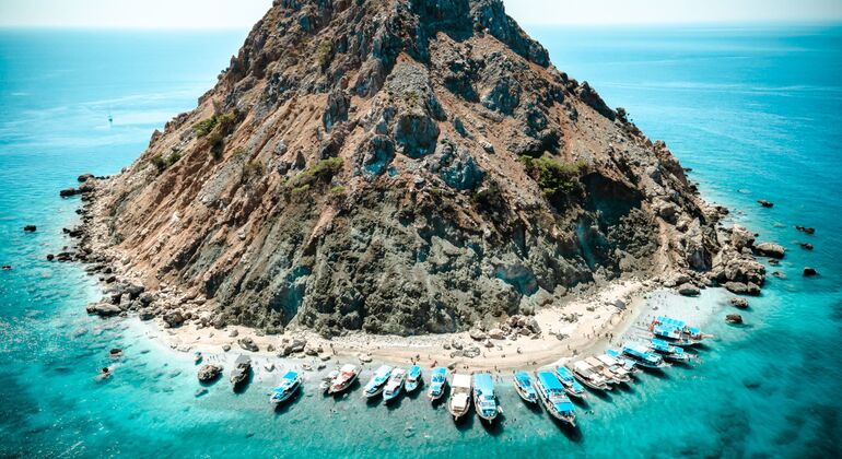 Excursion en bateau sur l'île de Suluada : Journée en mer tout compris avec déjeuner