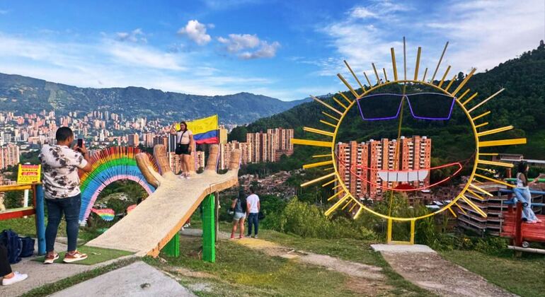 Medellín Stadtansicht, Drohnenaufnahme &amp; Salsa/Bachata Private Nacht-Tour