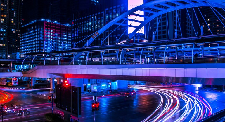Passeggiata al tramonto a Silom, Bangkok: dai tranquilli parchi alle strade illuminate dai neon