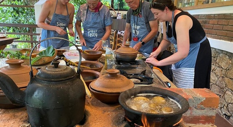 Passeio de tuk-tuk em Kandy com guia local e itinerário personalizado