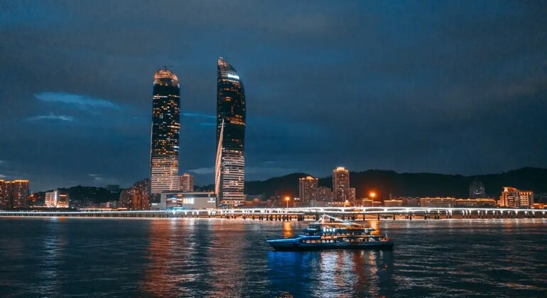 Croisière nocturne sur le Lujiang : une sonate de lumières flottant sur la mer