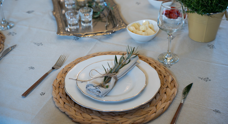 Kochen und speisen Sie gemeinsam mit einem Einheimischen in einem traditionellen kretischen Haus