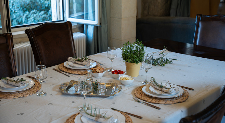 Kochen und speisen Sie gemeinsam mit einem Einheimischen in einem traditionellen kretischen Haus