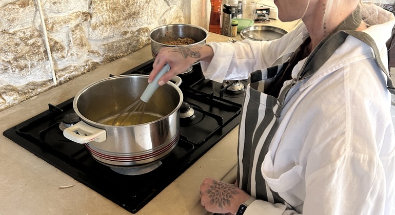 Kochen und speisen Sie gemeinsam mit einem Einheimischen in einem traditionellen kretischen Haus