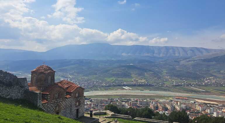 Privater Tagesausflug nach Berat ab Tirana: Entdecken Sie das kulturelle Erbe