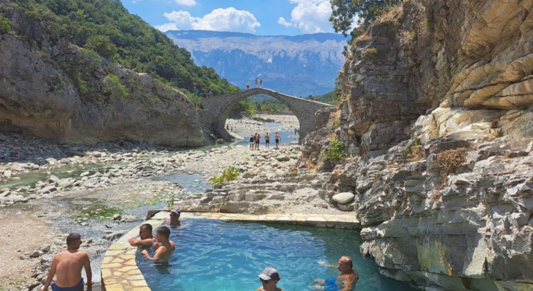 Desde Saranda o Ksamil: Excursión a los baños termales de Bënja y al cañón de Langarica