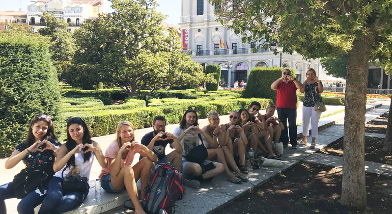 Madrid Essential Walking Tour with Drink & Pintxo