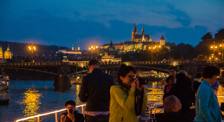 Prague: Sightseeing Boat Cruise with Buffet Dinner