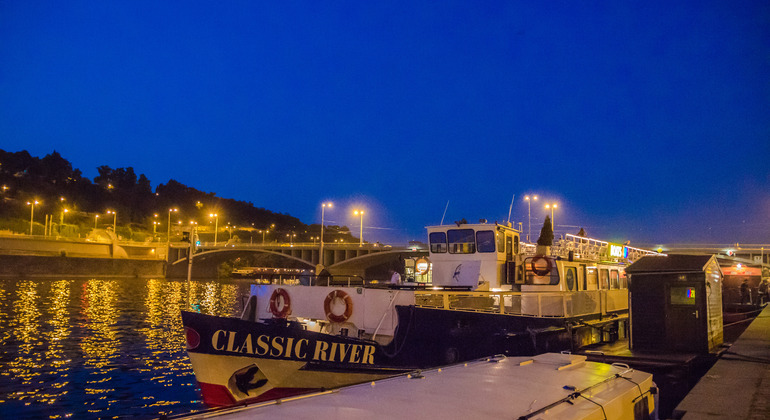 Prague: Sightseeing Boat Cruise with Buffet Dinner