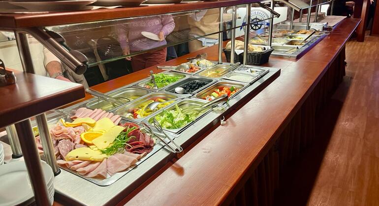Prague: Sightseeing Boat Cruise with Buffet Dinner